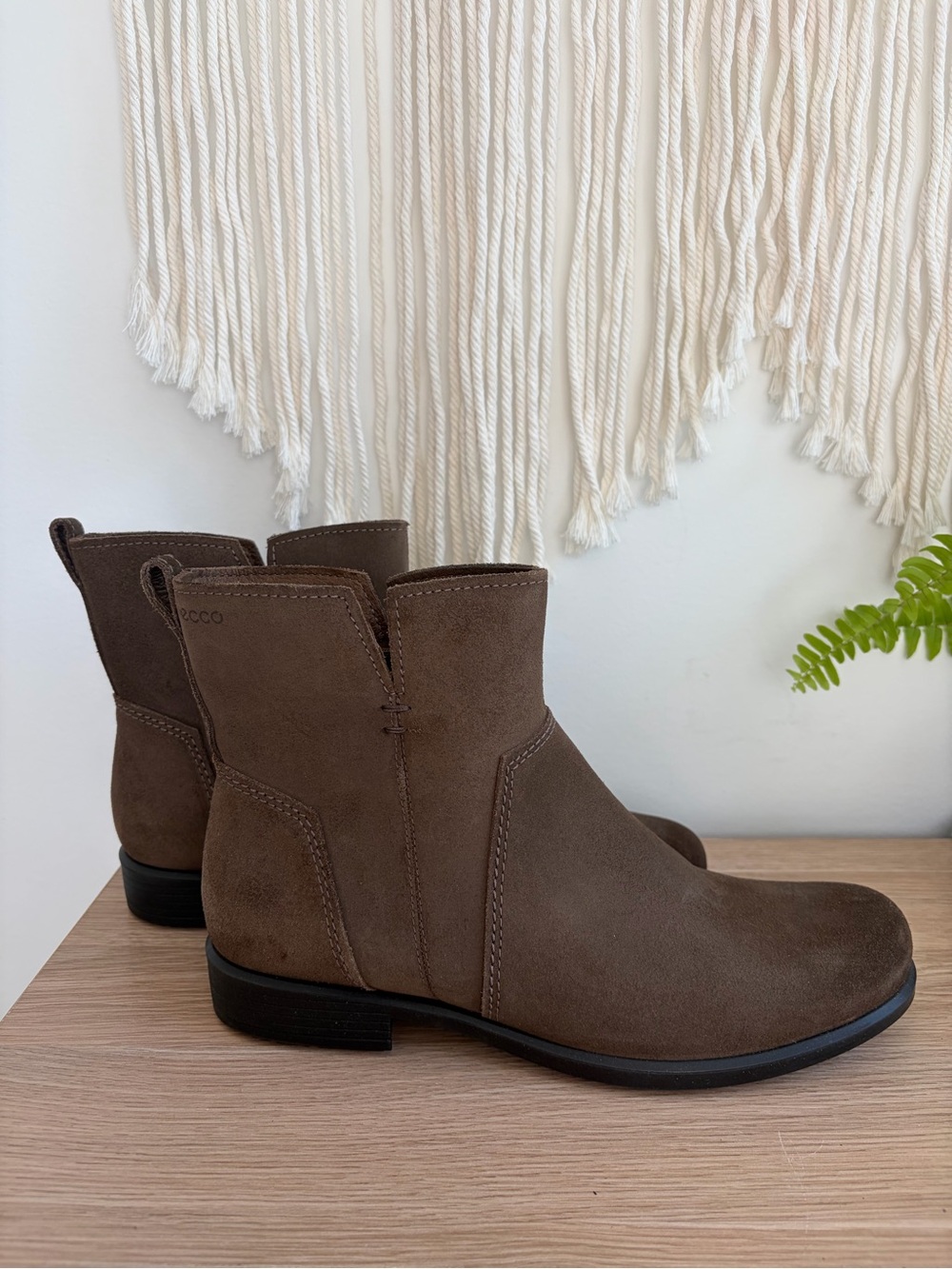 Brand New Women's ECCO Touch 25 B Ankle Boots Brown Suede Ankle Boots size 41